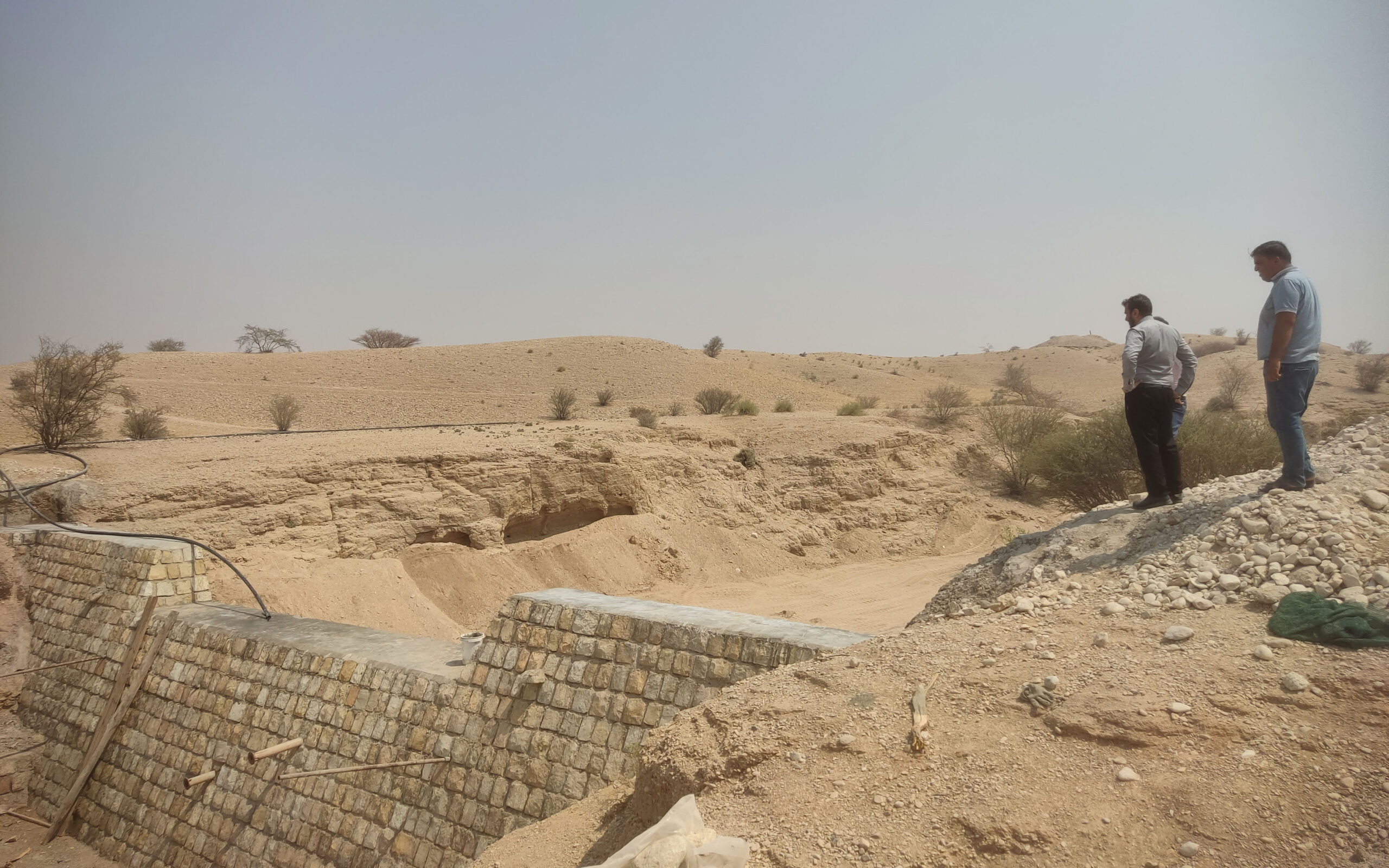 بازدید سرپرست منابع طبیعی بندرخمیر  از پروژه‌های آبخیزداری کهورستان