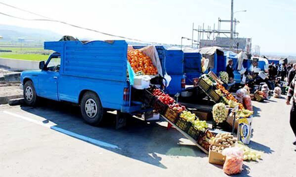 استقرار خودروهای میوه فروش در بلوار شهید رجایی