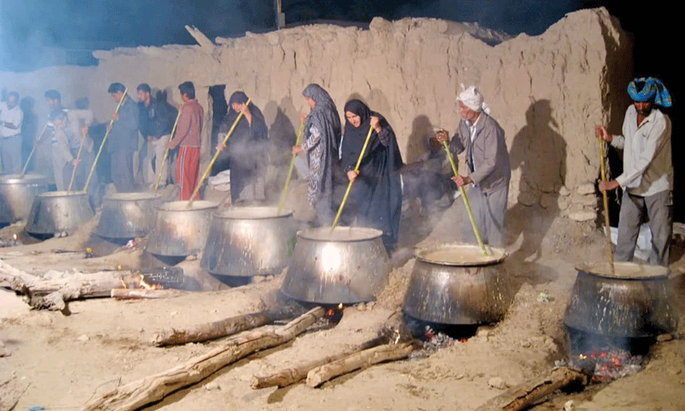 پخت حلیم نذری با قدمتی طولانی در روستای چاهستان