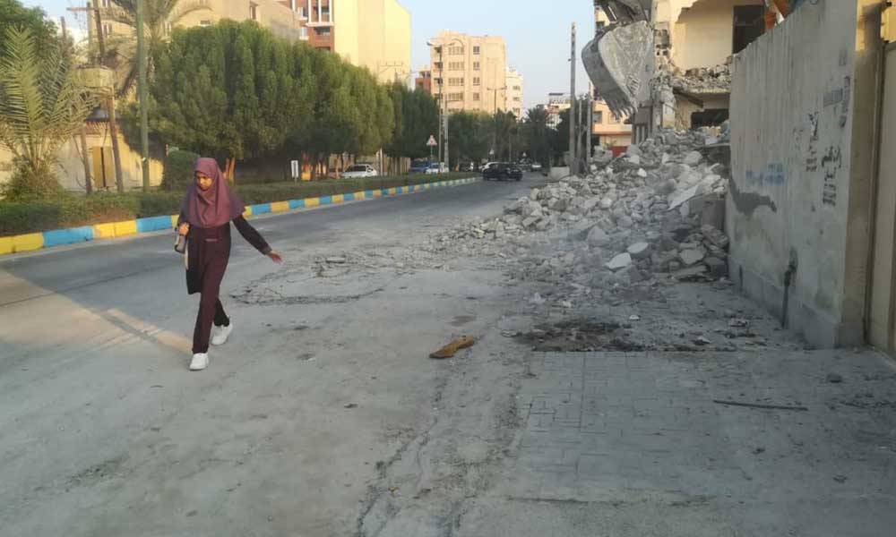 دانش آموزان سرفه زنان از وسط خیابان به مدرسه می روند