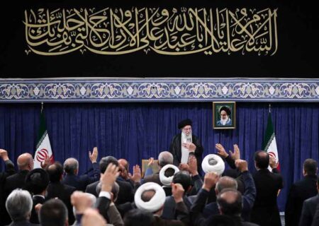 مسئولان باید با قوت و روحیه کامل به کار خود ادامه دهند