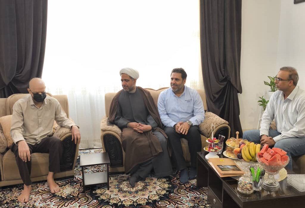 عیادت مدیر روابط‌عمومی و دبیر شورای فرهنگی نیروگاه بندرعباس از نعمت روزپیکر