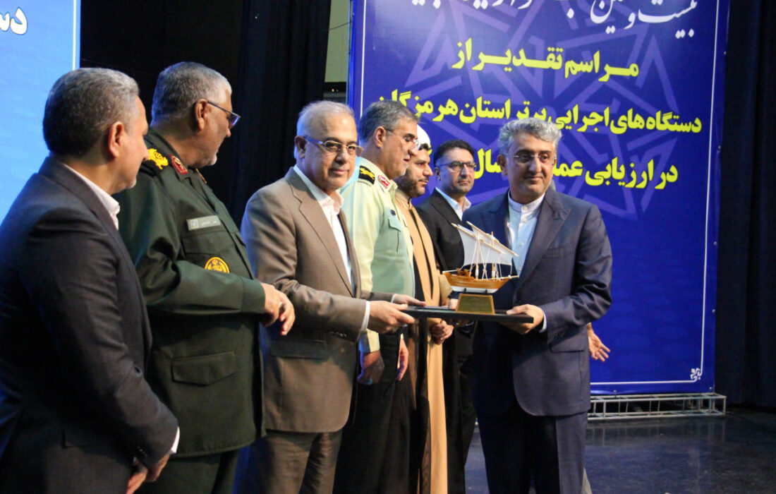 تجلیل از شهردار بندرعباس در جشنواره شهید رجایی