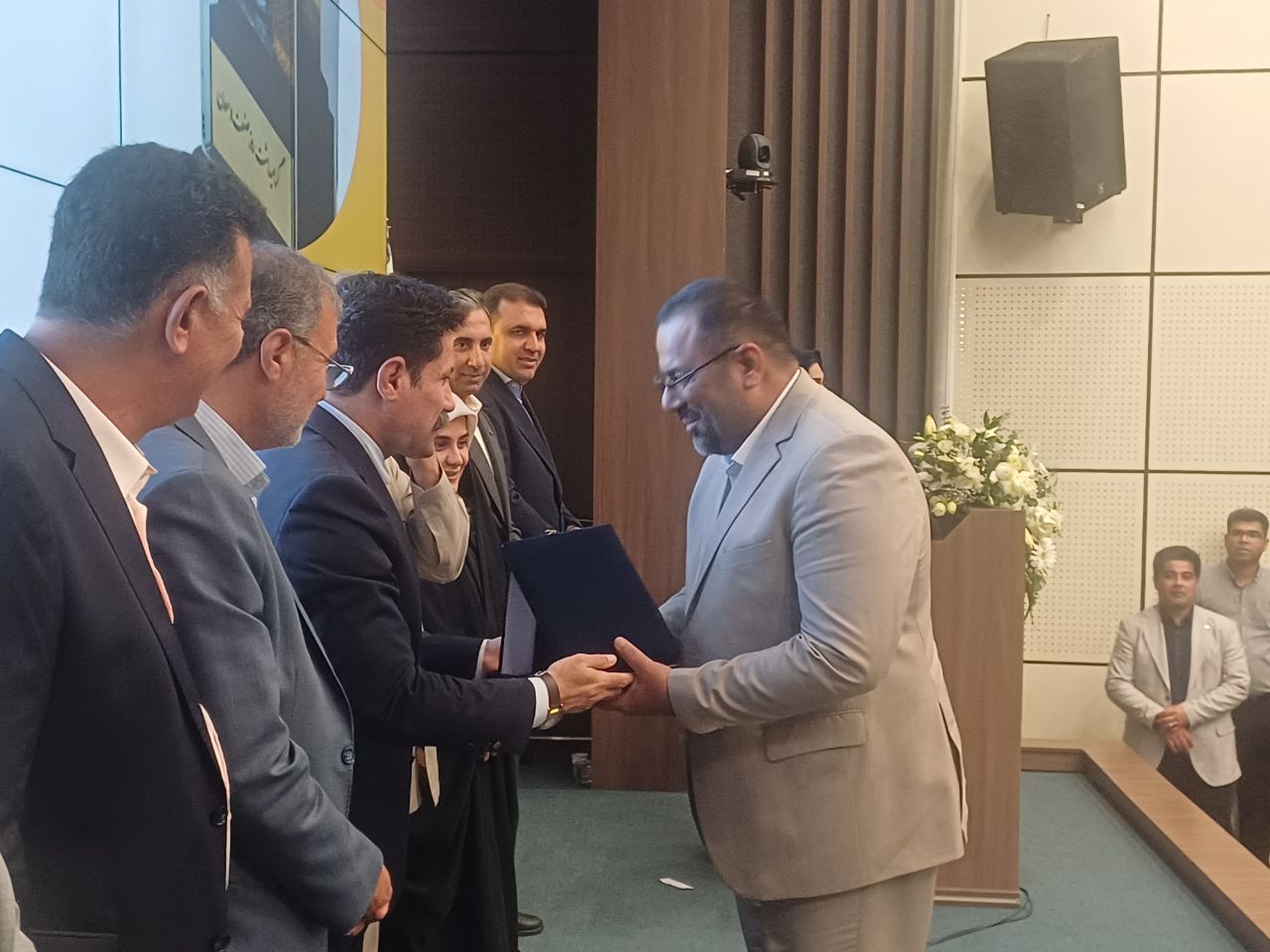 تقدیر از شرکت پودر گچ جنوب فارس در حضور معاون رئیس‌جمهور