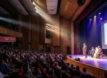 جادوی زنده روی صحنه: راهنمای جامع خرید بلیط تئاتر و داغ‌ترین اجراهای فصل